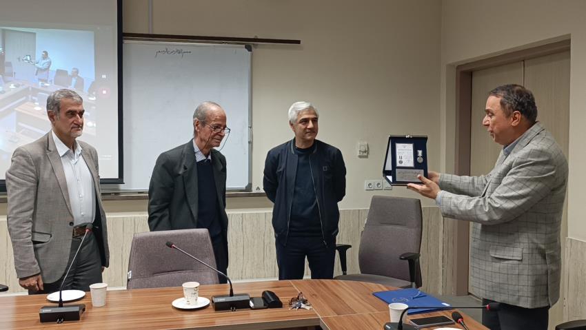 دکتر محمد برزگر جلالی اولین استاد ممتاز دانشگاه علوم پزشکی تبریز و دانشمند یک درصد برتر علوم دارویی جهان نشان سال مفاخر داروسازی ایران را دریافت کردند